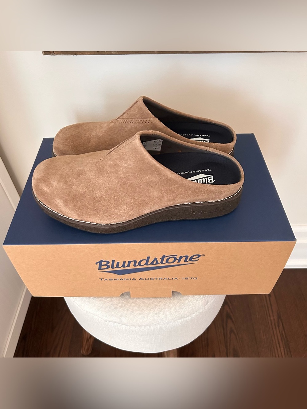 New unworn Blundstone Sand Suede Aerocork Mule Clog